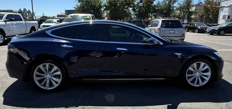 Tesla Model S Vehicle Full-screen Gallery Image 09