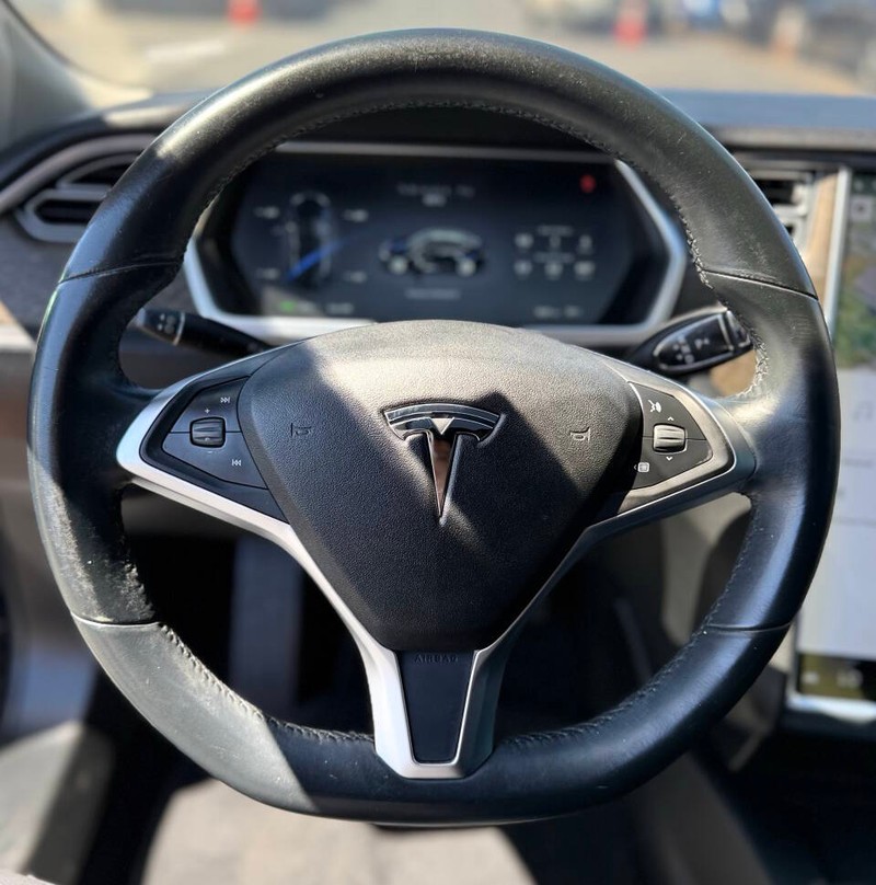 Tesla Model S Vehicle Full-screen Gallery Image 10