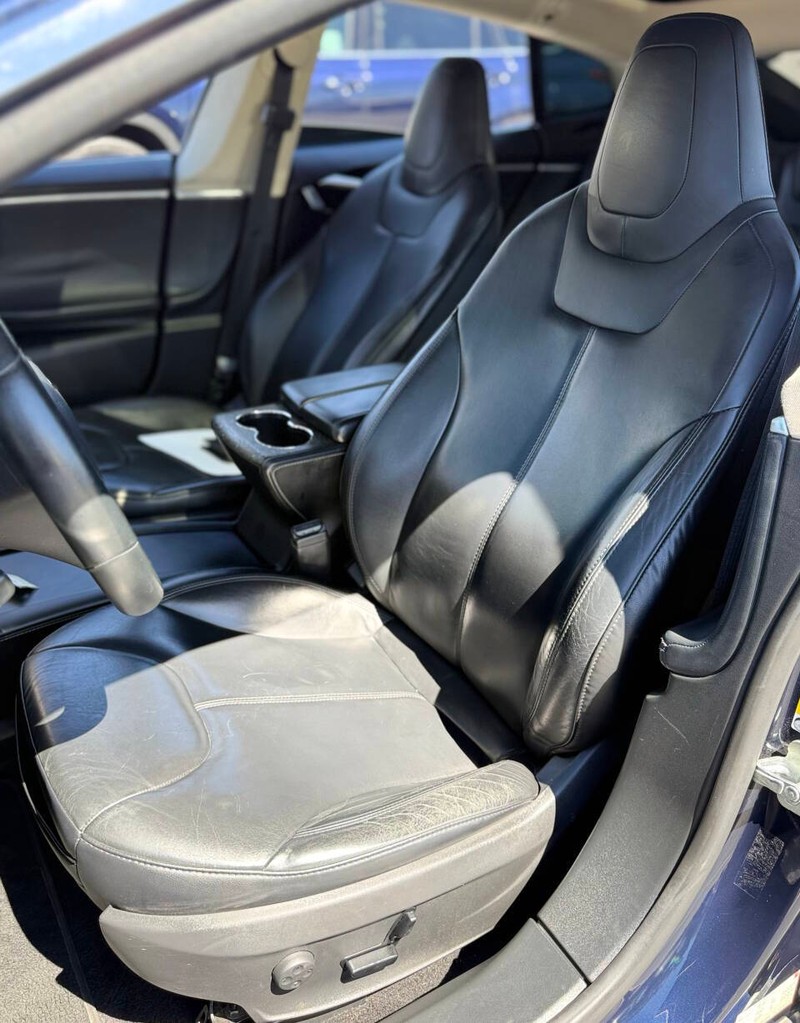 Tesla Model S Vehicle Full-screen Gallery Image 12