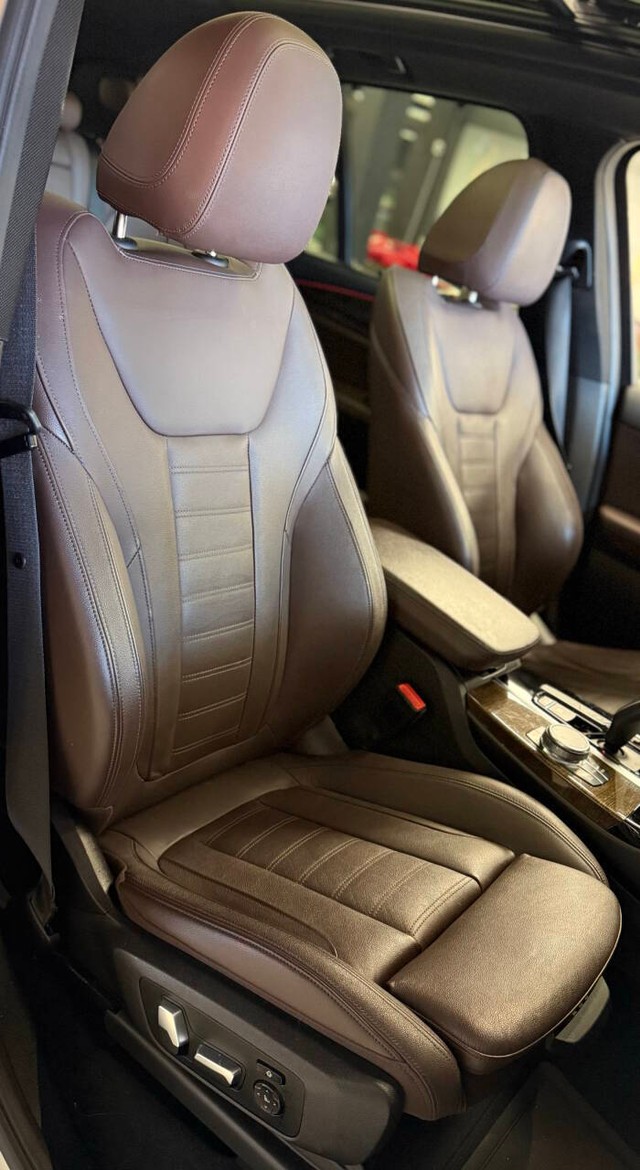 BMW X3 Vehicle Full-screen Gallery Image 10