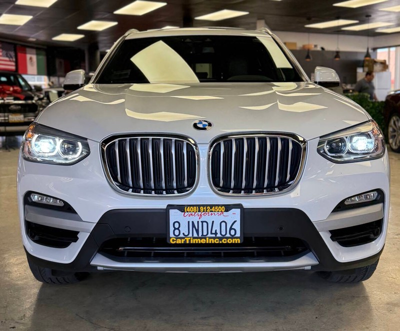 BMW X3 Vehicle Full-screen Gallery Image 02