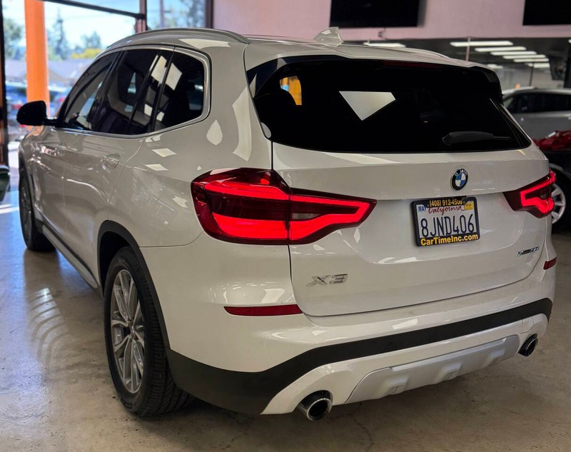 BMW X3 Vehicle Full-screen Gallery Image 05