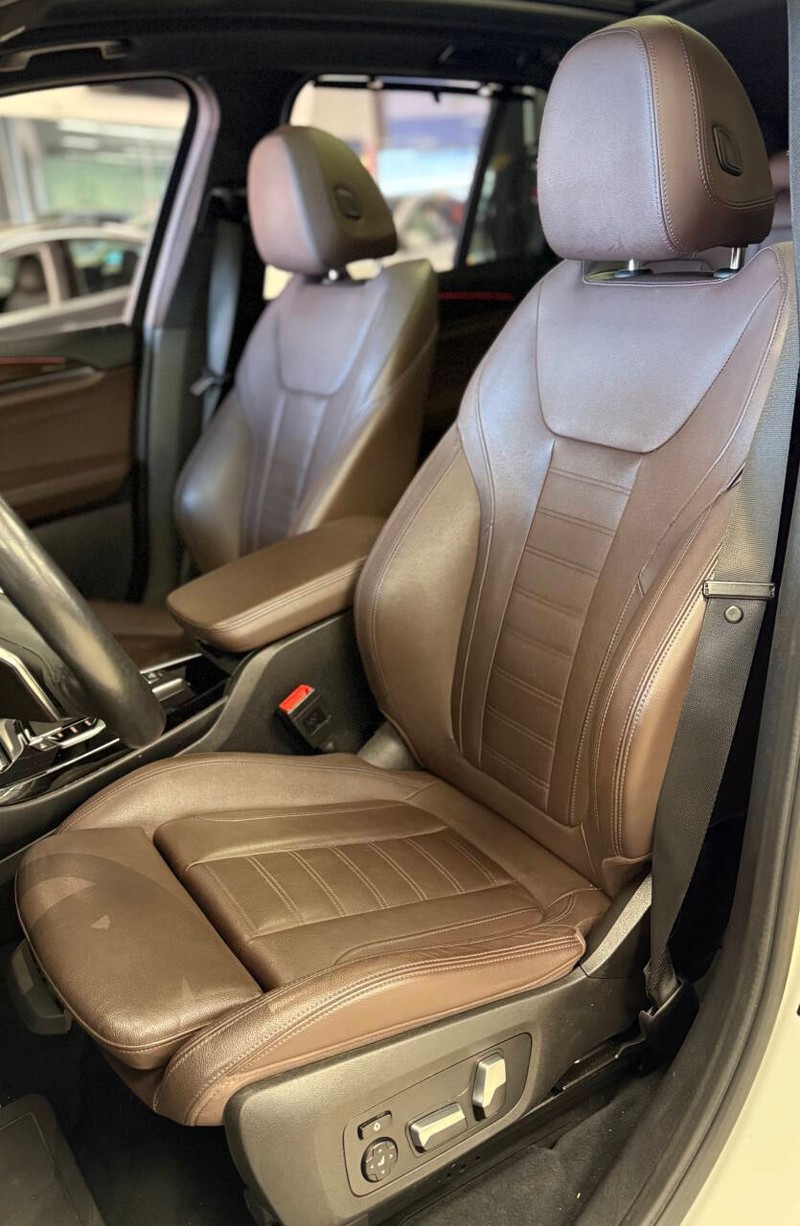 BMW X3 Vehicle Full-screen Gallery Image 09