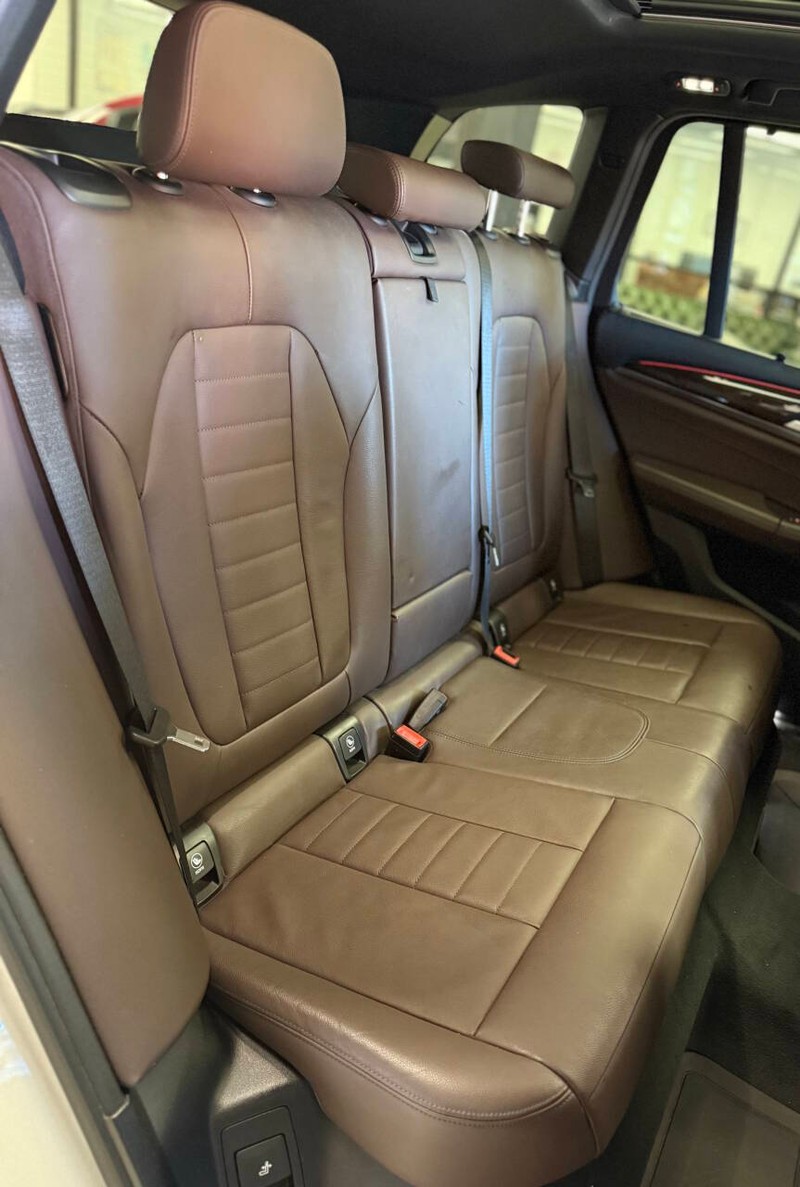 BMW X3 Vehicle Full-screen Gallery Image 11