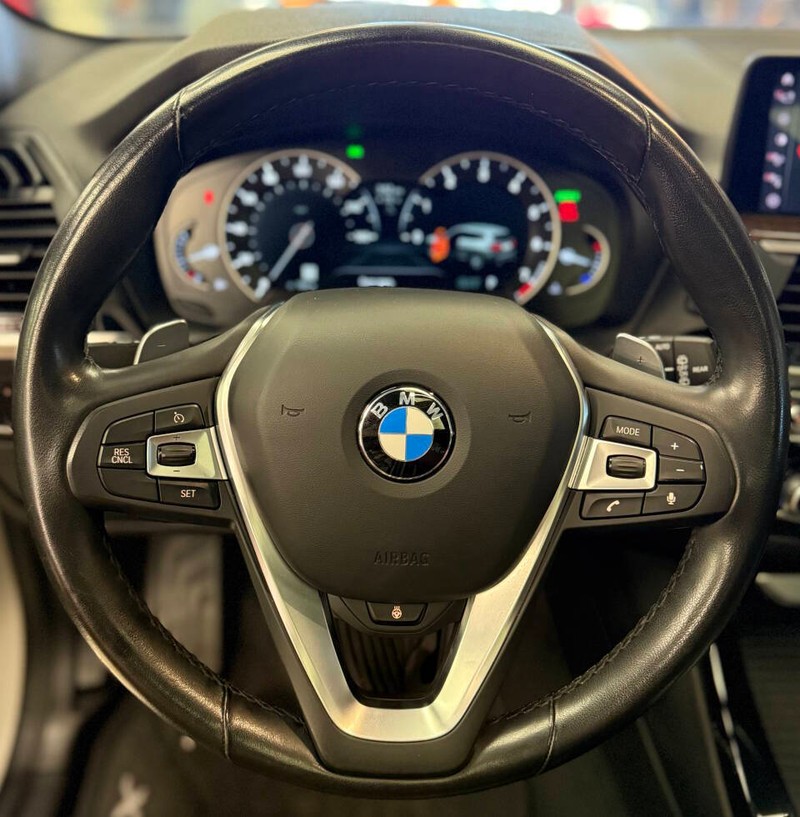 BMW X3 Vehicle Full-screen Gallery Image 12
