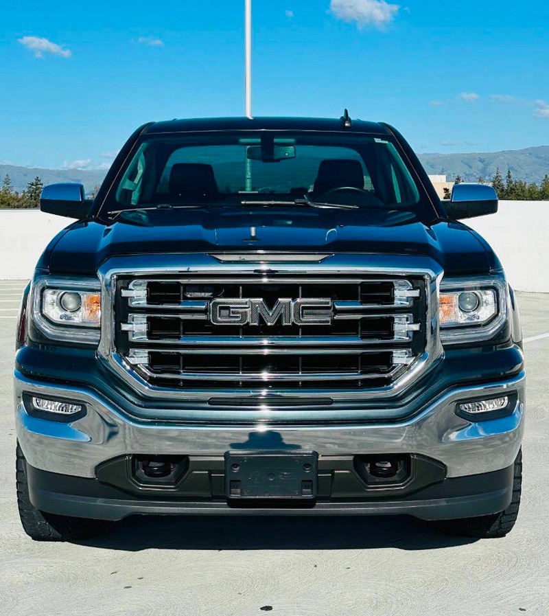 GMC Sierra 1500 Vehicle Full-screen Gallery Image 02