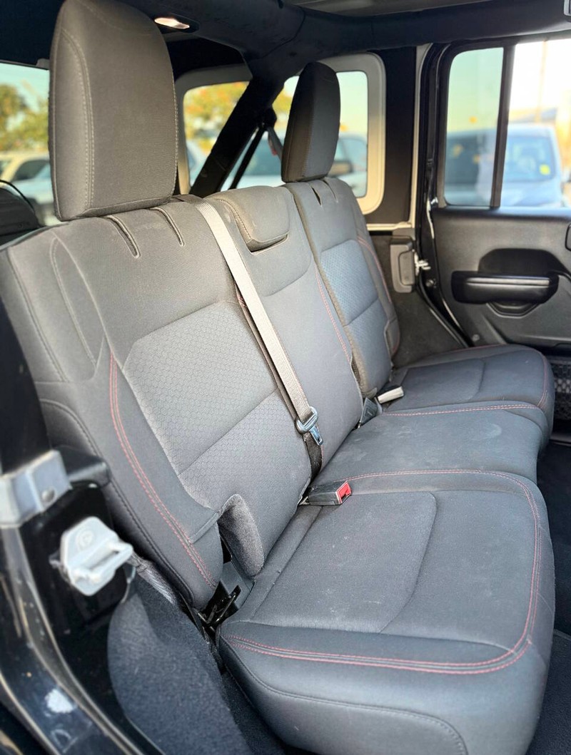 Jeep Wrangler Unlimited Vehicle Full-screen Gallery Image 16
