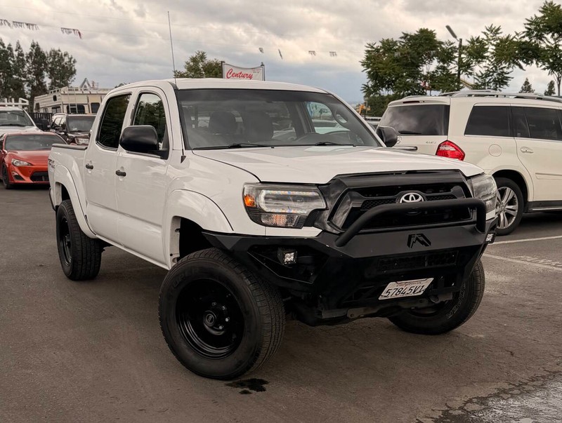 Toyota Tacoma Vehicle Full-screen Gallery Image 02