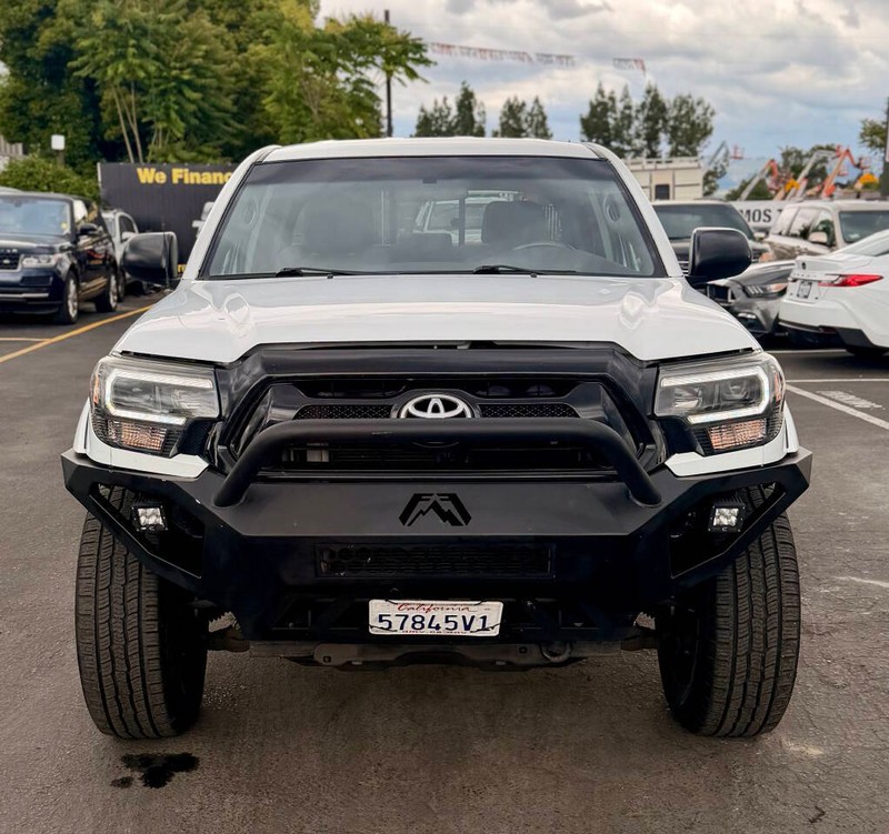 Toyota Tacoma Vehicle Full-screen Gallery Image 03