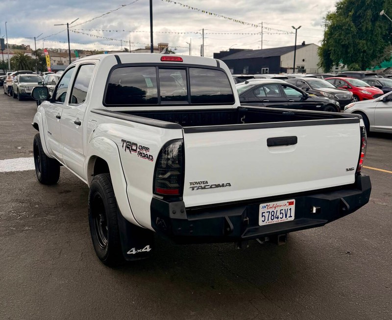 Toyota Tacoma Vehicle Full-screen Gallery Image 04