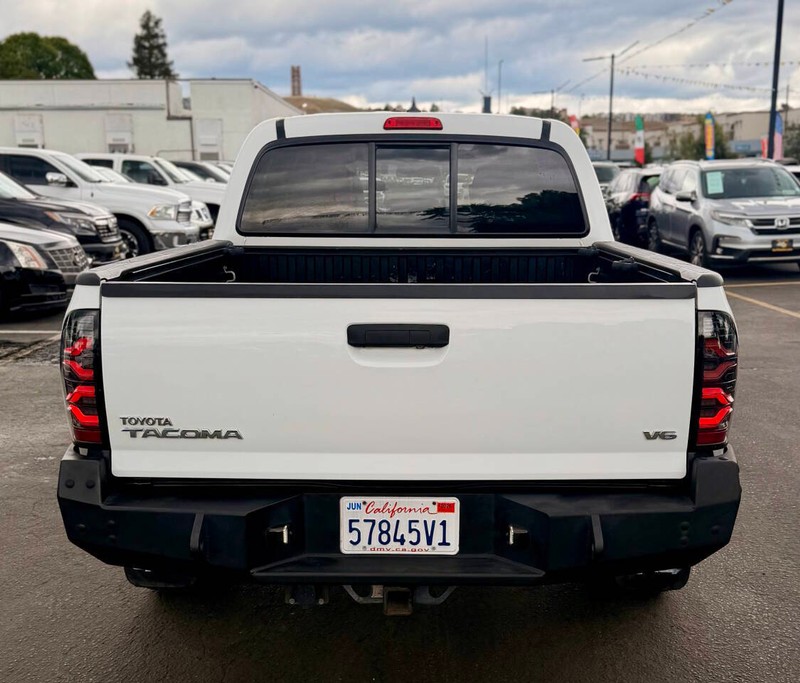 Toyota Tacoma Vehicle Full-screen Gallery Image 05