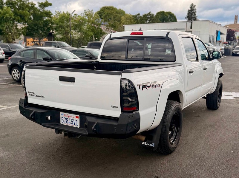 Toyota Tacoma Vehicle Full-screen Gallery Image 06