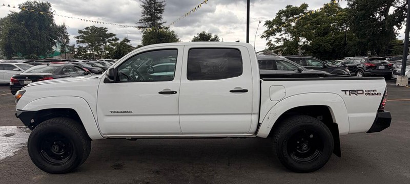Toyota Tacoma Vehicle Full-screen Gallery Image 07