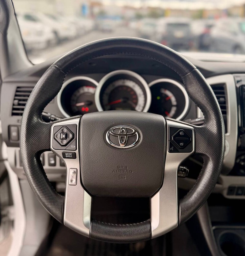 Toyota Tacoma Vehicle Full-screen Gallery Image 08