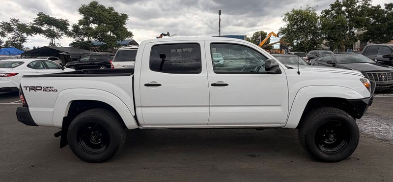 Toyota Tacoma Vehicle Full-screen Gallery Image 09