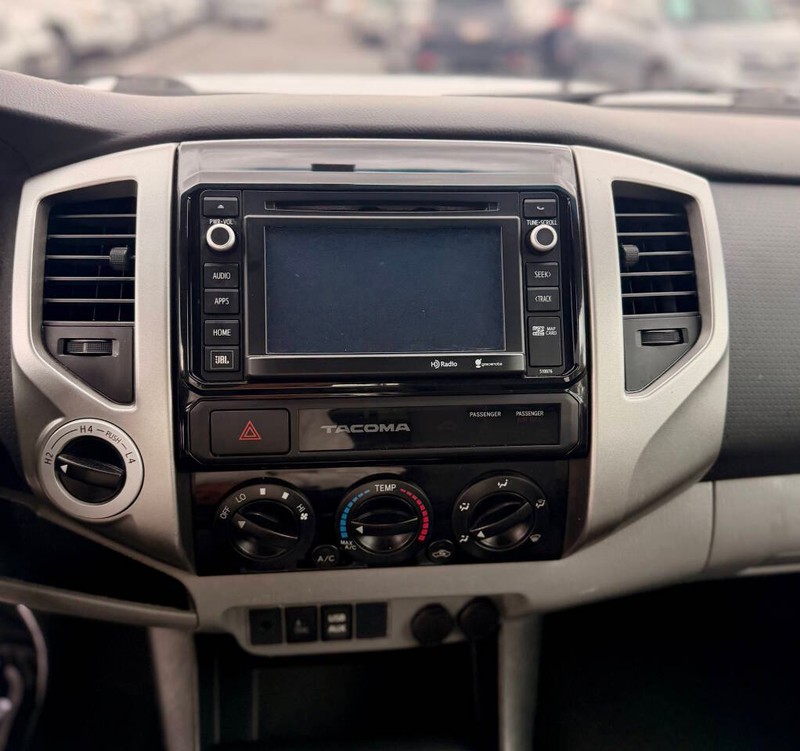 Toyota Tacoma Vehicle Full-screen Gallery Image 10