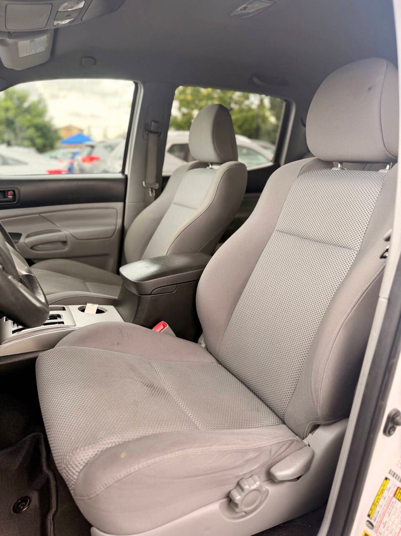Toyota Tacoma Vehicle Full-screen Gallery Image 11