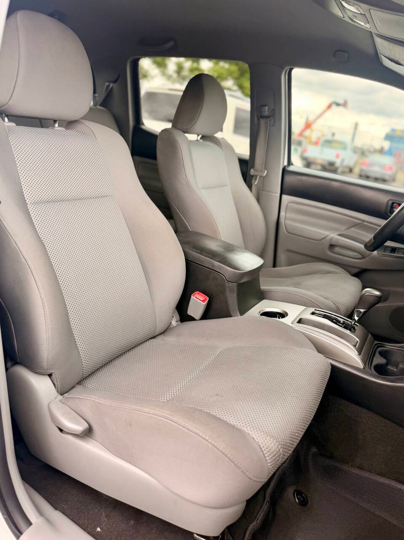 Toyota Tacoma Vehicle Full-screen Gallery Image 12