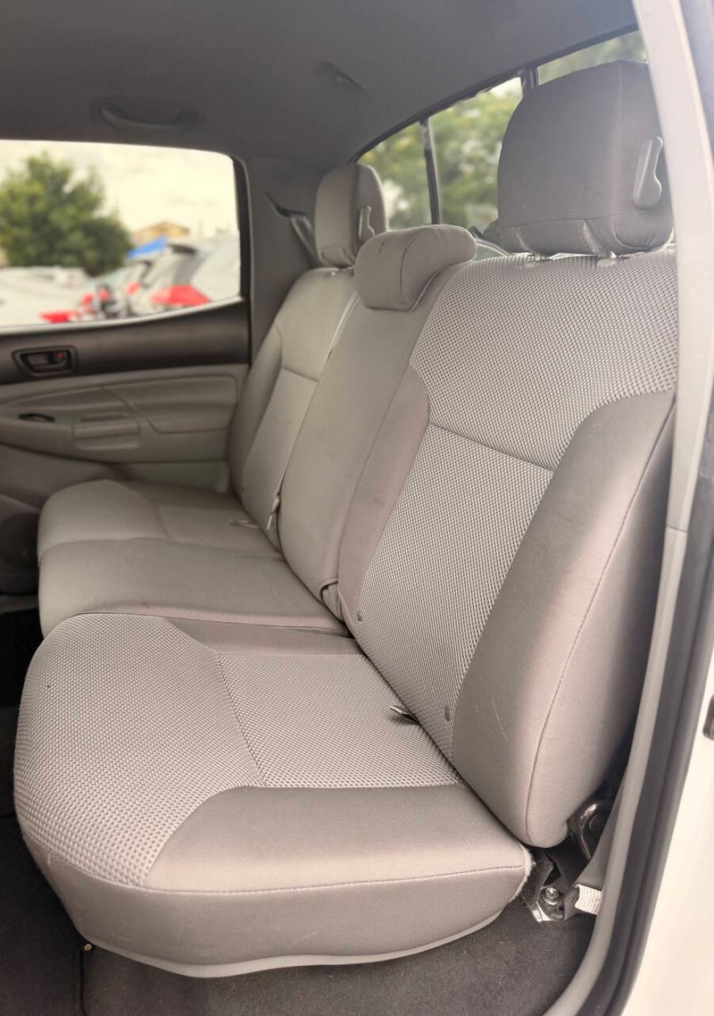Toyota Tacoma Vehicle Full-screen Gallery Image 13
