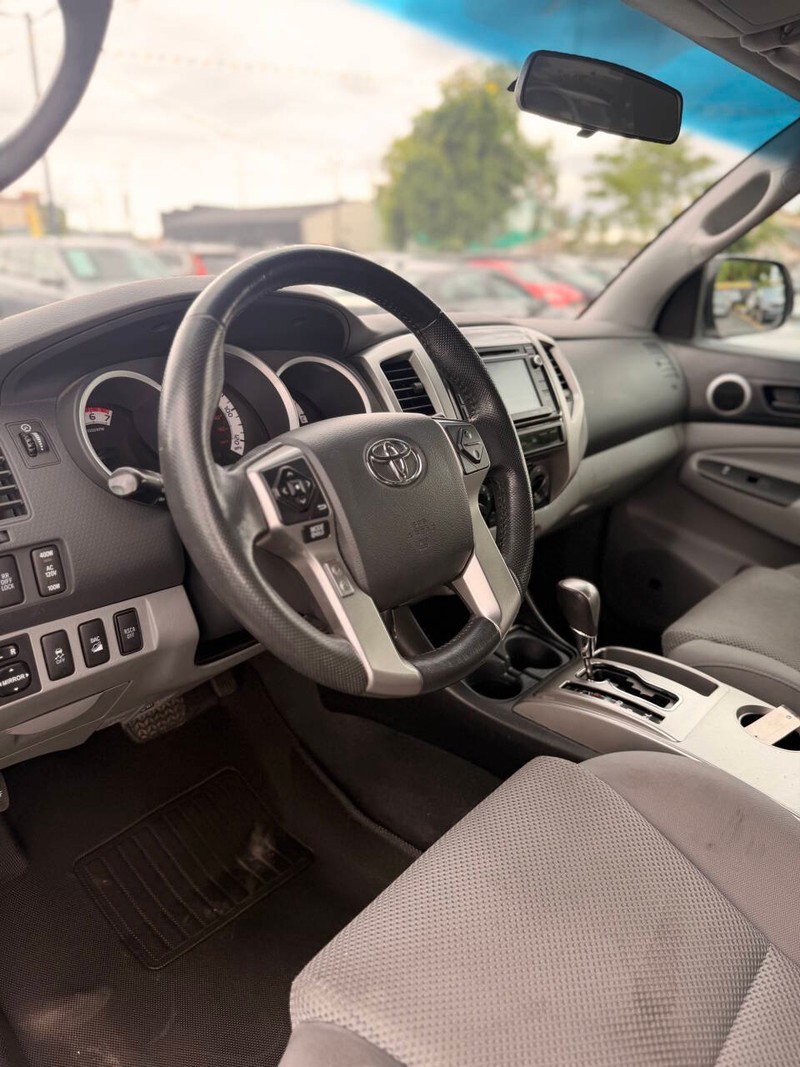 Toyota Tacoma Vehicle Full-screen Gallery Image 14