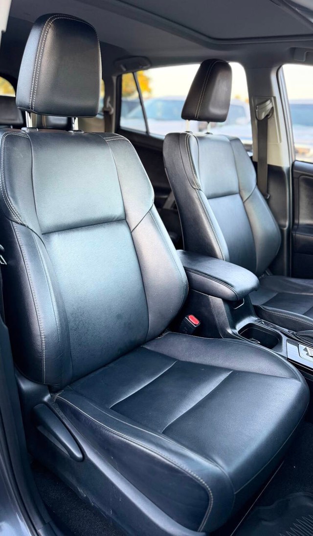 Toyota RAV4 Vehicle Full-screen Gallery Image 13
