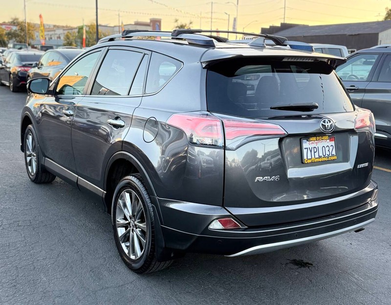 Toyota RAV4 Vehicle Full-screen Gallery Image 08