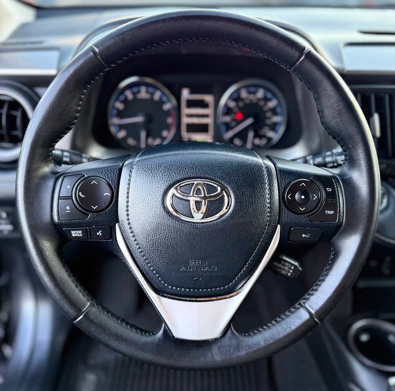Toyota RAV4 Vehicle Full-screen Gallery Image 09