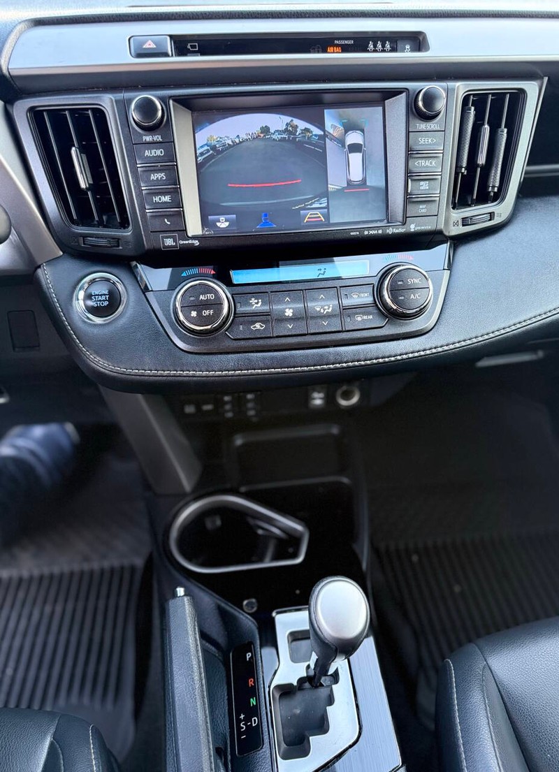 Toyota RAV4 Vehicle Full-screen Gallery Image 11