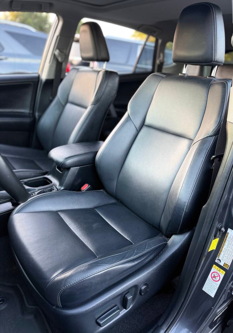 Toyota RAV4 Vehicle Full-screen Gallery Image 12