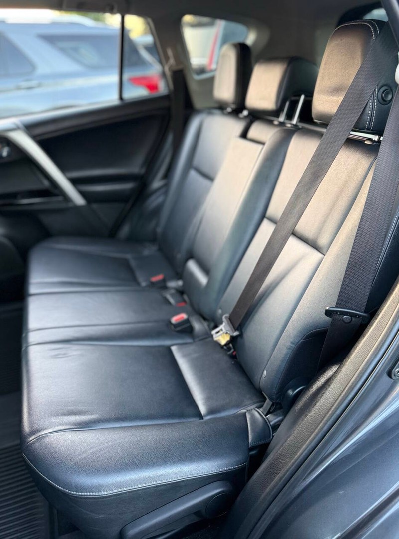 Toyota RAV4 Vehicle Full-screen Gallery Image 15