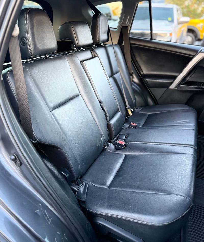 Toyota RAV4 Vehicle Full-screen Gallery Image 16