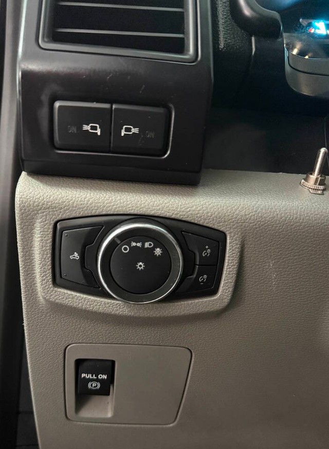 Ford F-150 Vehicle Full-screen Gallery Image 17