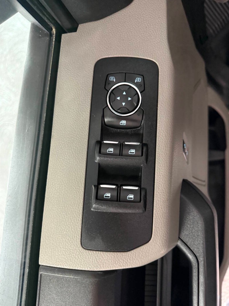 Ford F-150 Vehicle Full-screen Gallery Image 16