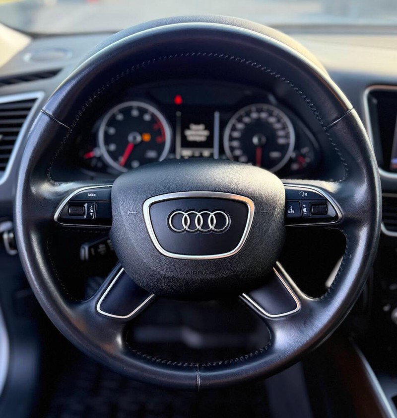 Audi Q5 Vehicle Full-screen Gallery Image 08