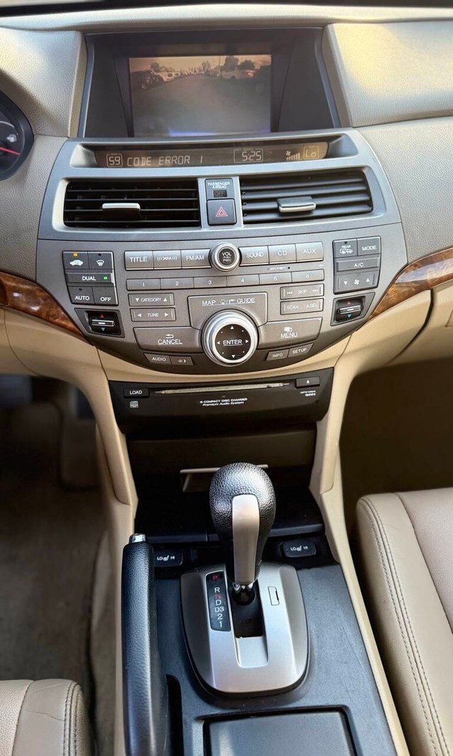 Honda Accord Sedan Vehicle Full-screen Gallery Image 11