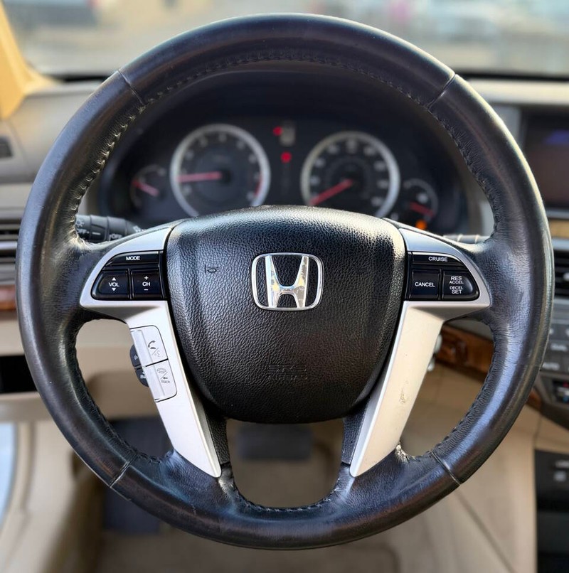 Honda Accord Sedan Vehicle Full-screen Gallery Image 10