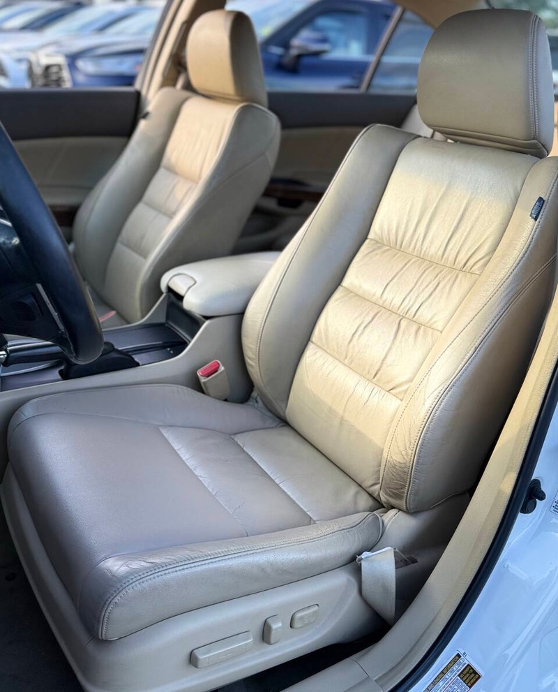 Honda Accord Sedan Vehicle Full-screen Gallery Image 12