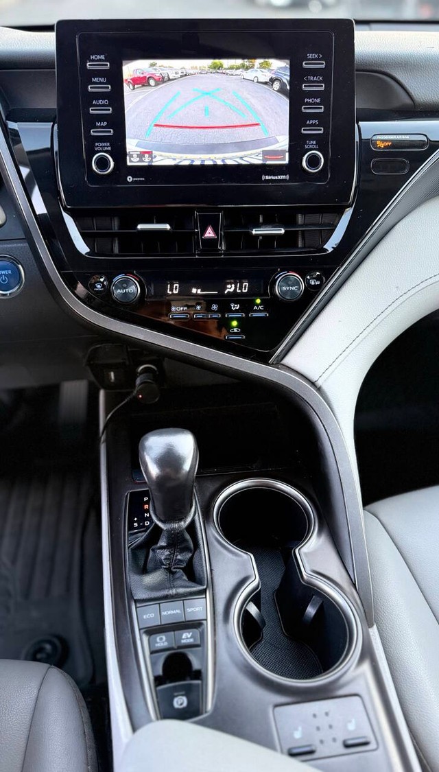 Toyota Camry Vehicle Full-screen Gallery Image 11