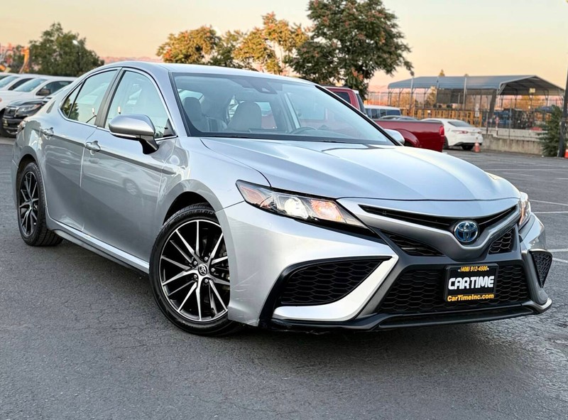 Toyota Camry Vehicle Full-screen Gallery Image 03