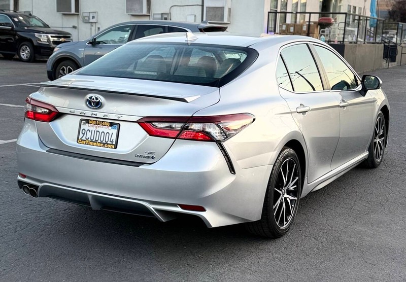 Toyota Camry Vehicle Full-screen Gallery Image 04