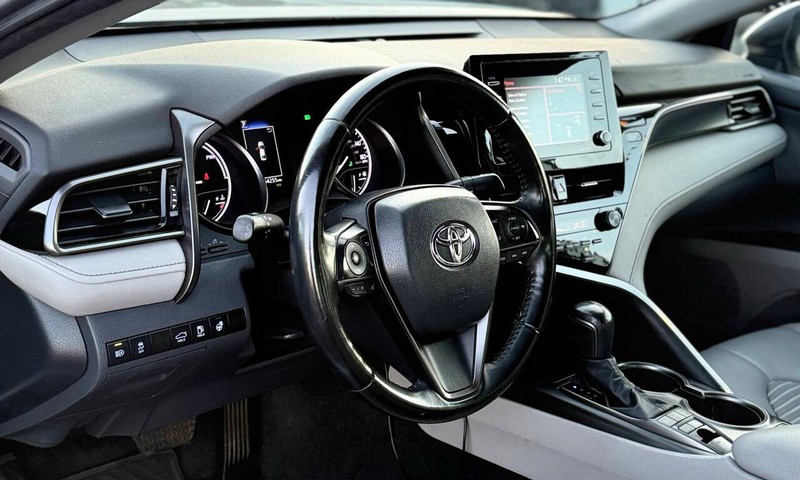 Toyota Camry Vehicle Full-screen Gallery Image 09