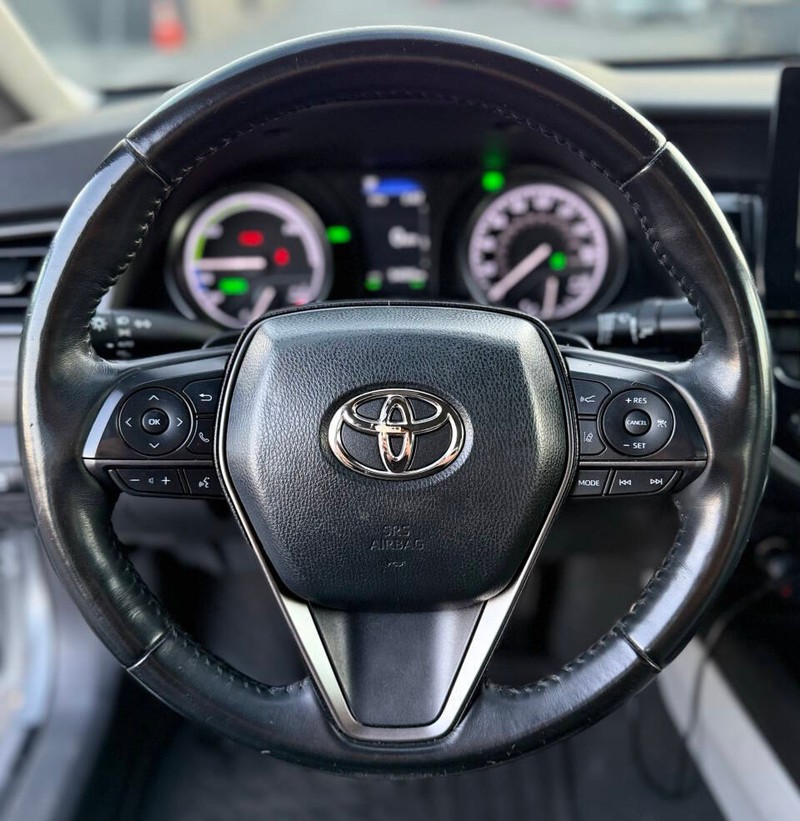Toyota Camry Vehicle Full-screen Gallery Image 10