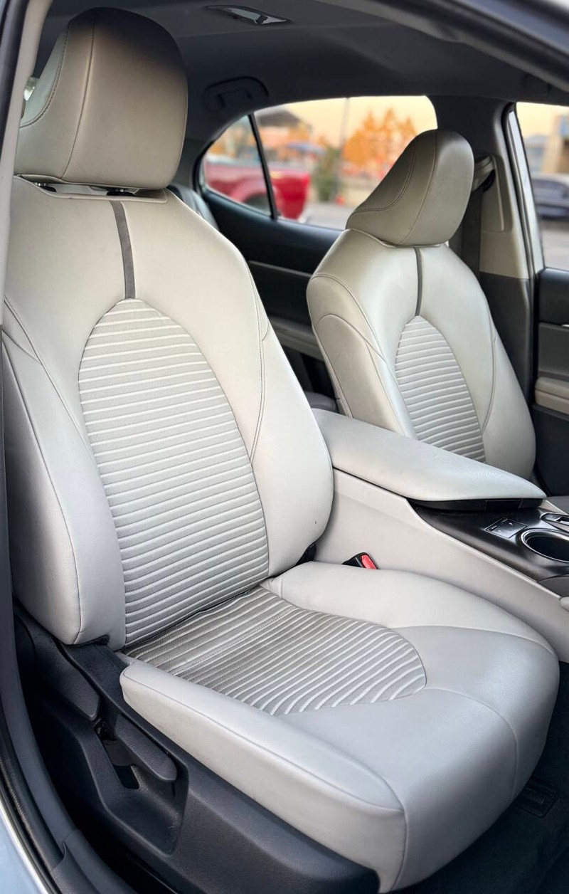 Toyota Camry Vehicle Full-screen Gallery Image 12