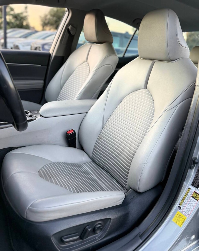 Toyota Camry Vehicle Full-screen Gallery Image 13