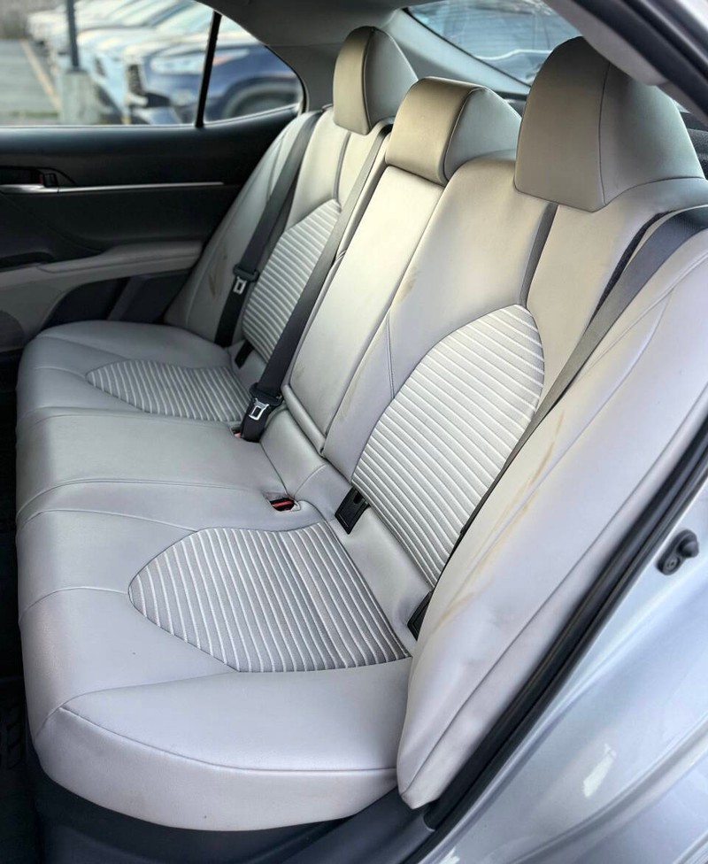 Toyota Camry Vehicle Full-screen Gallery Image 14