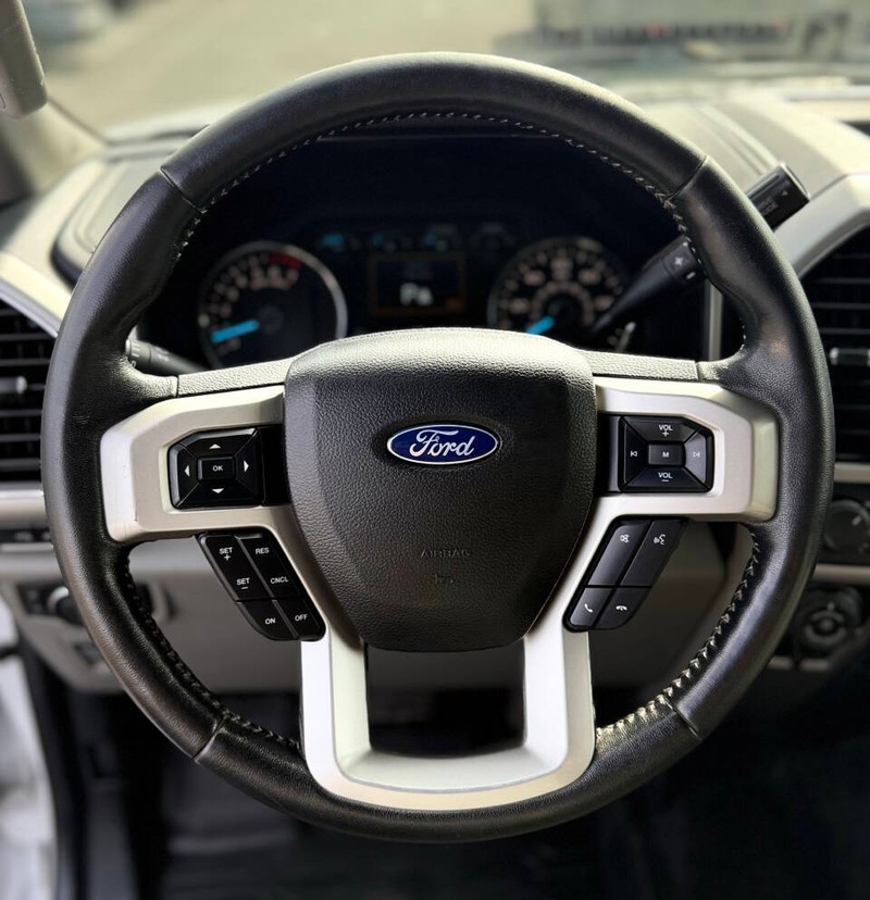 Ford F-150 Vehicle Full-screen Gallery Image 08