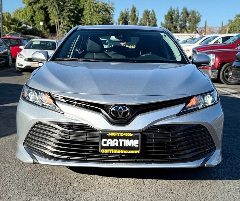Toyota Camry Vehicle Full-screen Gallery Image 02