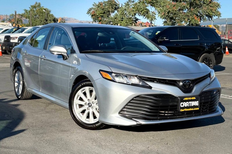 Toyota Camry Vehicle Full-screen Gallery Image 03