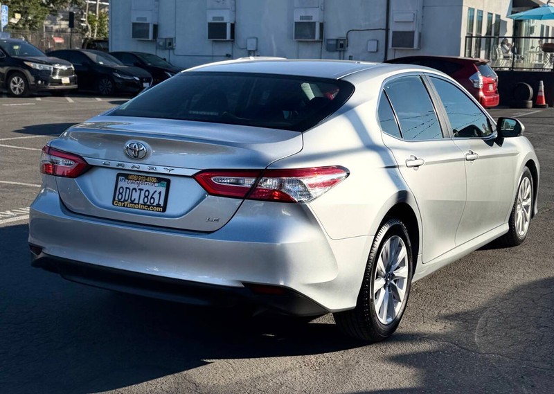 Toyota Camry Vehicle Full-screen Gallery Image 04