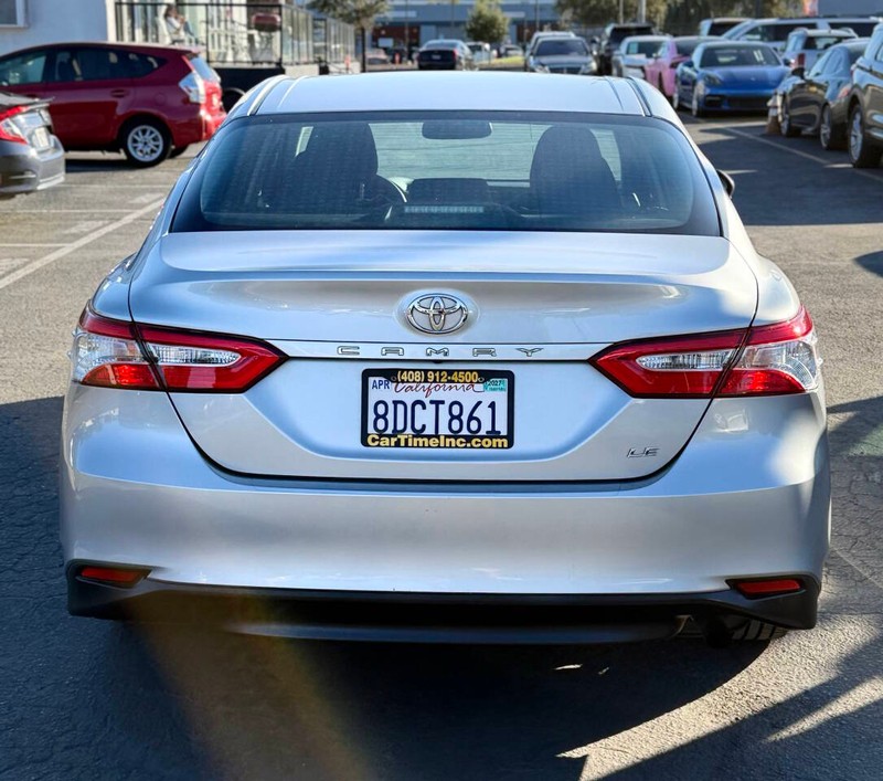 Toyota Camry Vehicle Full-screen Gallery Image 05